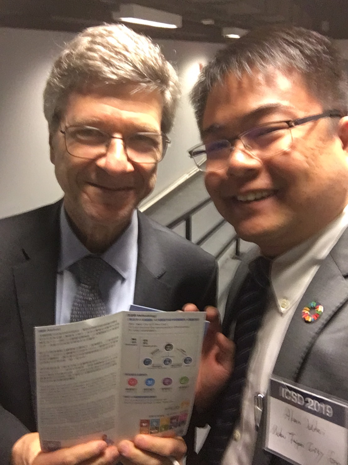 向聯合國秘書長特別顧問Jeffrey Sachs教授分享新北市於永續發展目標的努力，包含發佈了台灣第一份的VLR